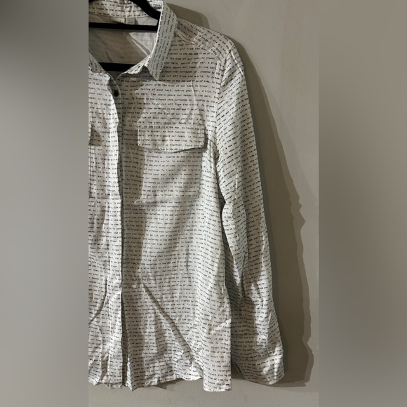 ✨2/$25✨ Typewriter Script Blouse - Picture 3 of 6